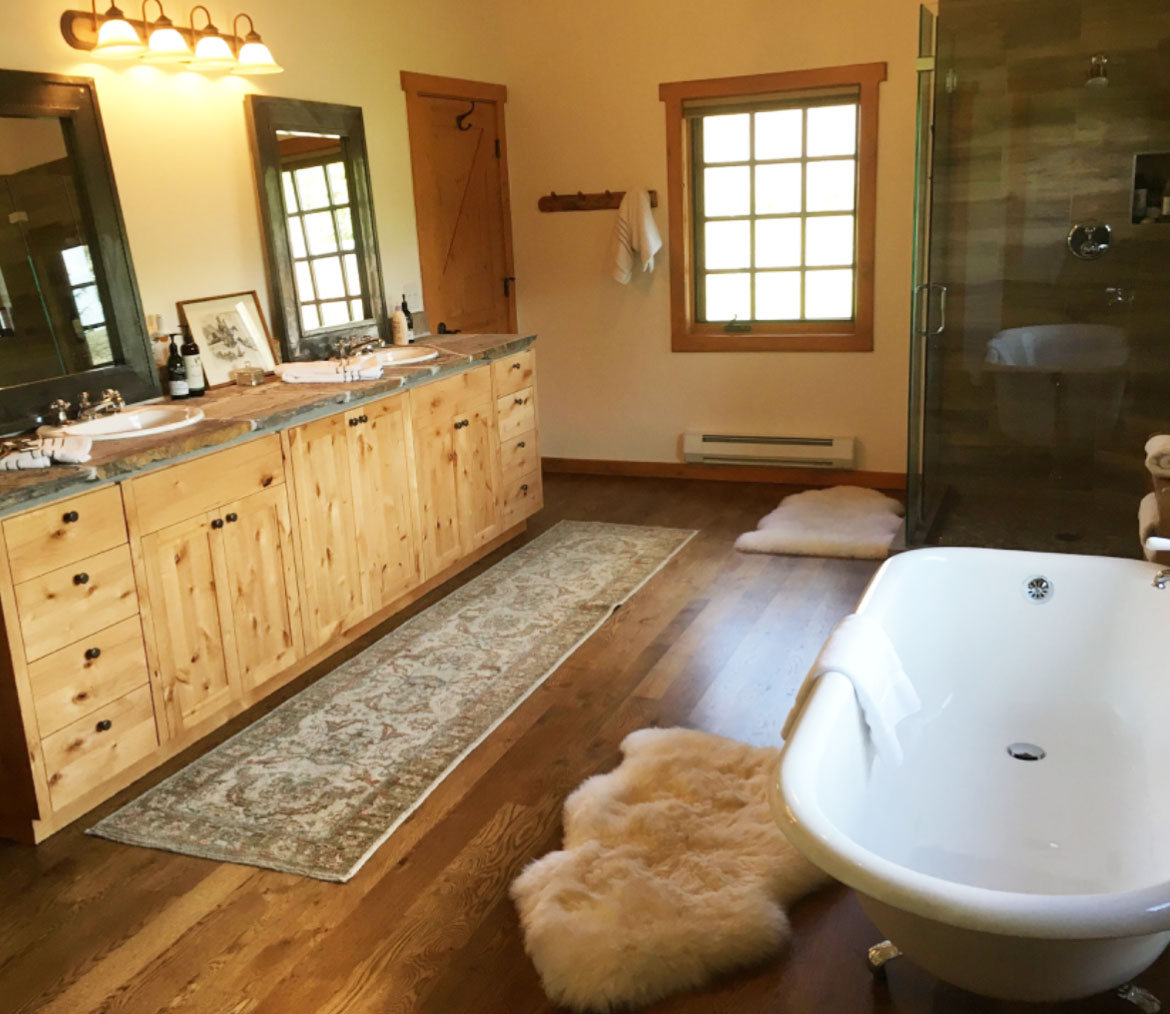 tub in master bathroom in ranch house